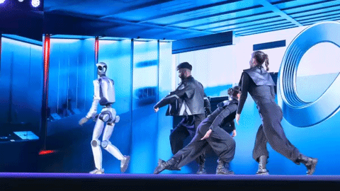 Лунная походка на шарнирах, ИИ и эмпатия с железным лицом: представлен первый человекоподобный робот Honor - 3 Лунная походка на шарнирах, ИИ и эмпатия с железным лицом: представлен первый человекоподобный робот Honor