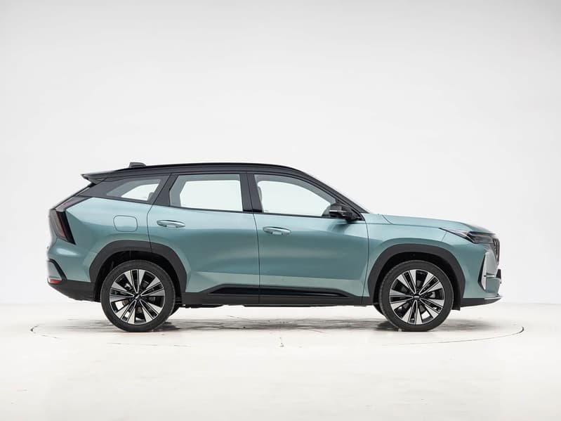 Популярный кроссовер Geely Atlas стал умнее — он получил автопилот для трассы и города - 2