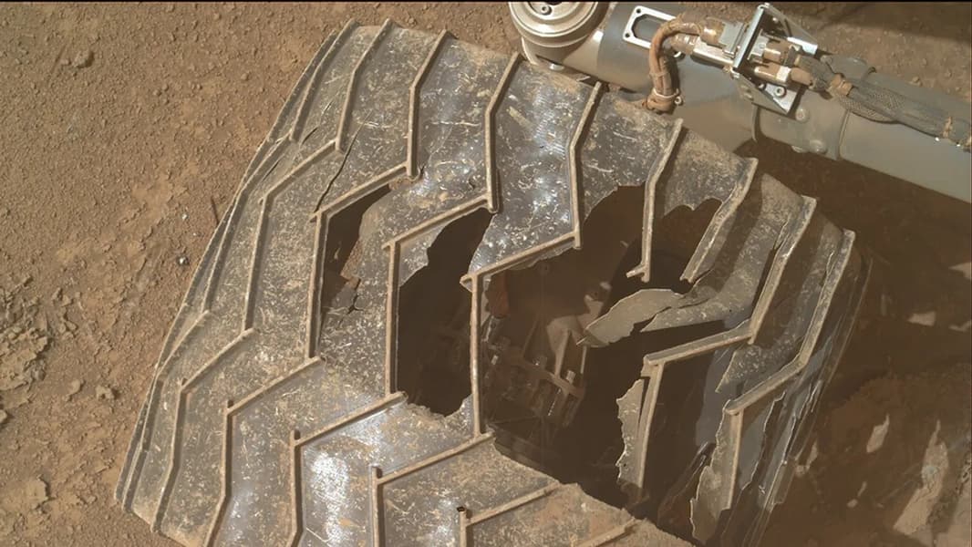 Curiosity повредил колесо после 14 лет на Марсе - 1