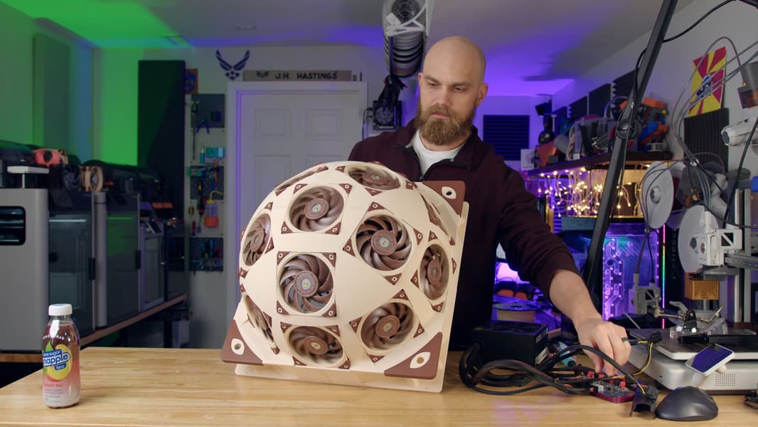 Огромный полусферический вентилятор, состоящий из 15 120-миллиметровых вентиляторов. Очередной проект блогера оказался очень эффективным - 1
