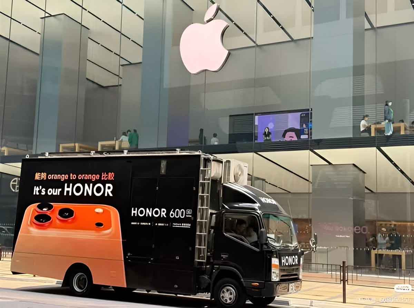 Honor рекламирует свой новый смартфон Honor 600 Pro, похожий на iPhone 17 Pro, прямо возле магазина Apple - 1