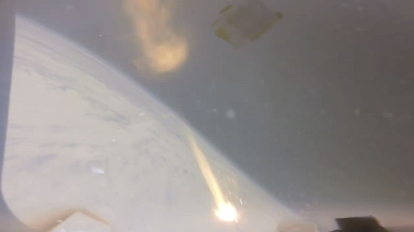 Скриншот входа в атмосферу Артемиды-1, на котором виден большой горящий фрагмент теплозащитного экрана Ориона