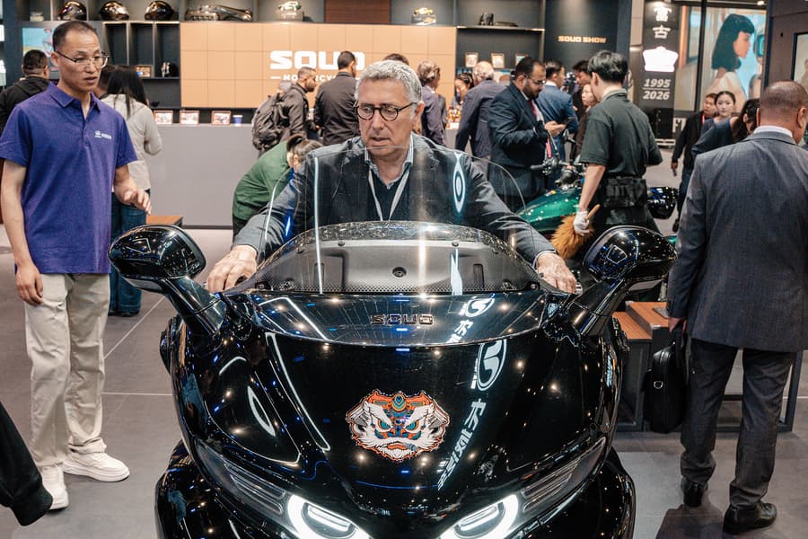 Первый в мире мотоцикл с горизонтально-оппозитным 8-цилиндровым мотором приедет в Россию. В оснащении Great Wall Souo S2000 — 12-дюймовая цифровая «приборка» - 2