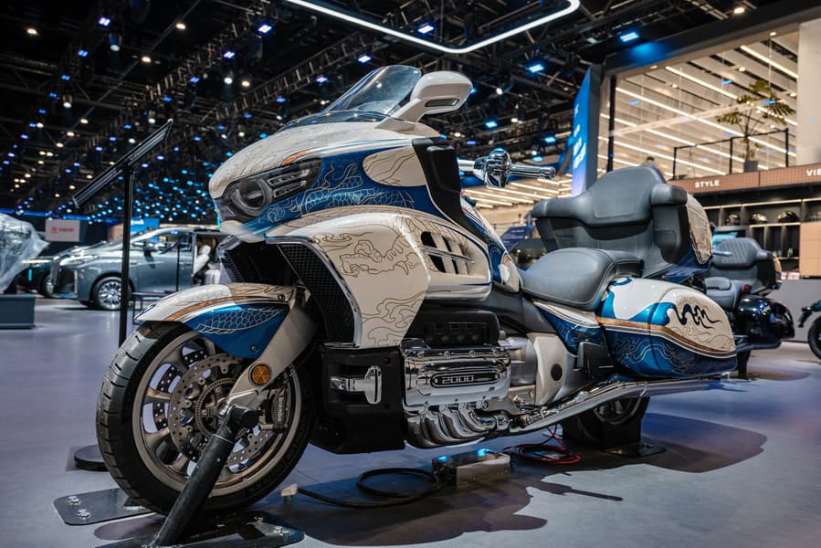 Первый в мире мотоцикл с горизонтально-оппозитным 8-цилиндровым мотором приедет в Россию. В оснащении Great Wall Souo S2000 — 12-дюймовая цифровая «приборка» - 1