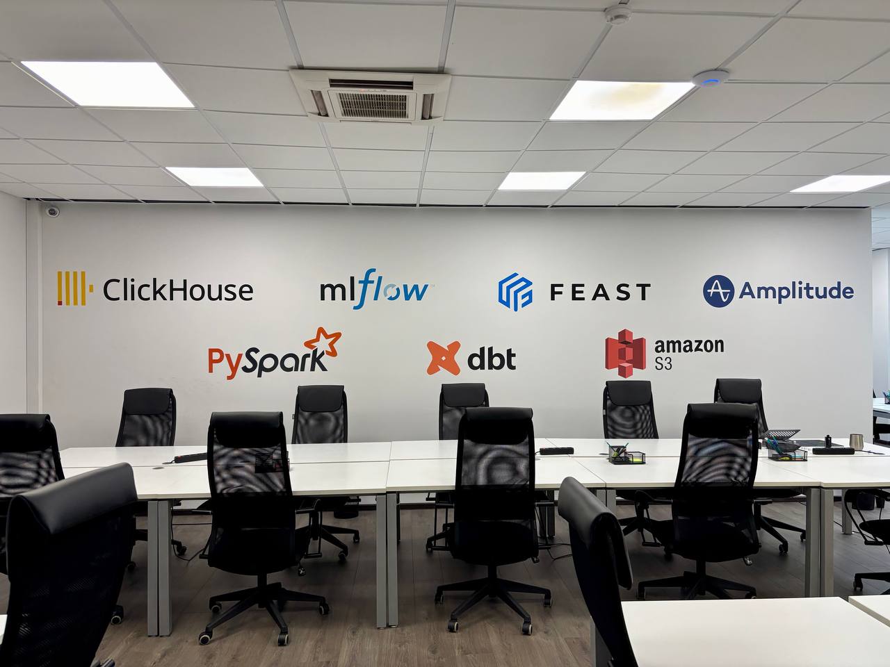 ΔE   3: Как баг с колеровкой чуть не обрушил прод, и почему офис — это API вашей корпоративной культуры - 4