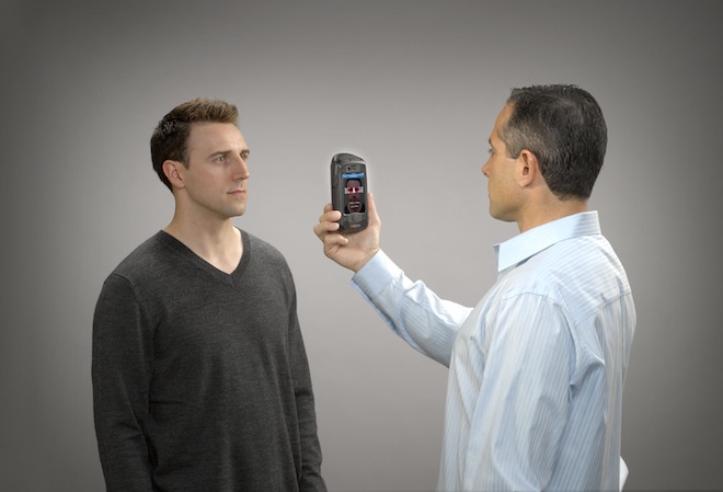 AOptix Stratus превращает iPhone в мобильное устройство биометрической идентификации