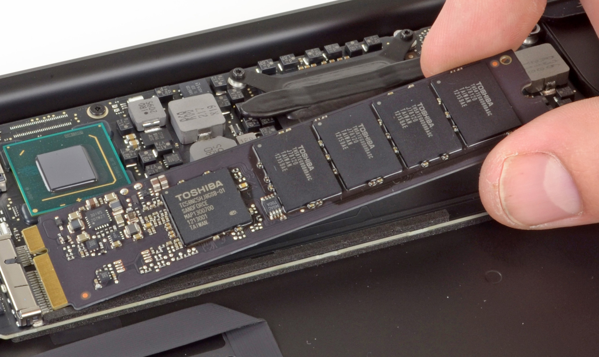 Apple бесплатно заменит 64 и 128Гб SSD в MacBook Air mid 2012