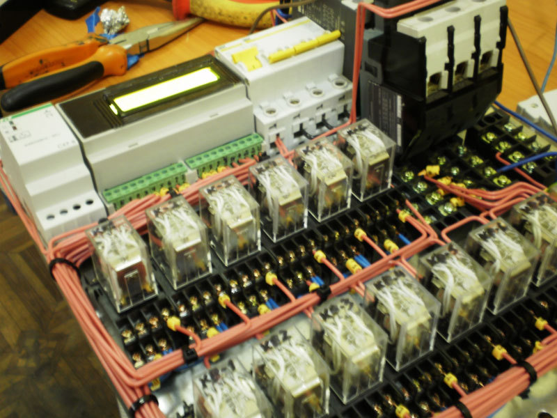 Arduino управляет промышленным грузовым лифтом