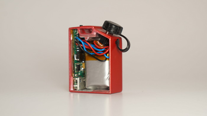 Fuel — самое маленькое в мире «аварийное» зарядное устройство