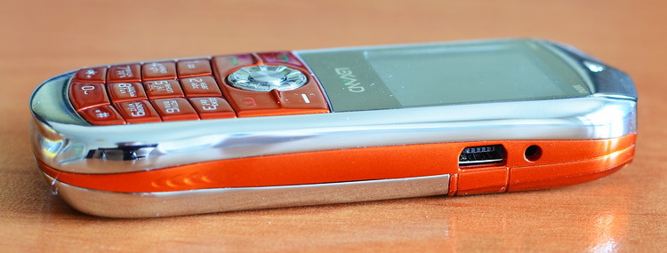 Lexand Mini – телефон а ля Vertu в формфакторе «звонящий брелок»