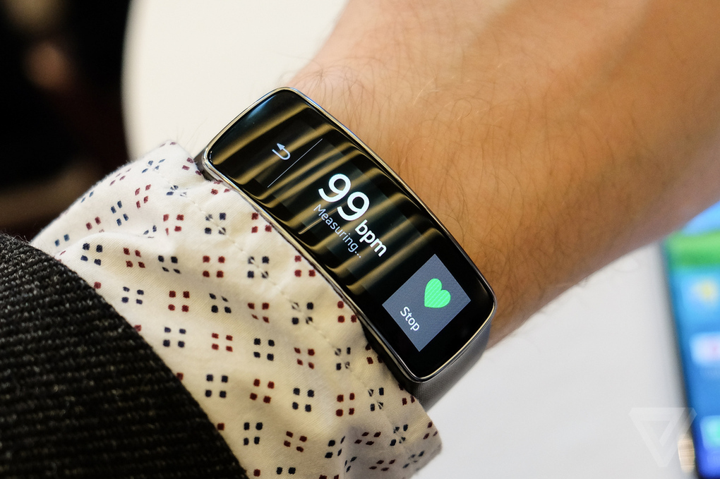 Samsung представила фитнес браслет Gear Fit на #MWC2014