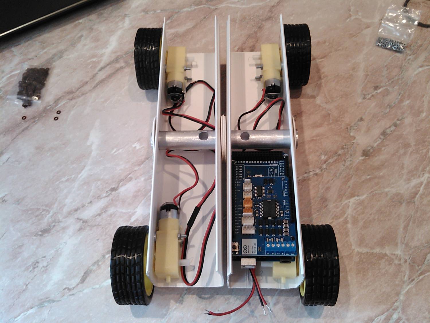 WheelXBot — не стандартная машина управляемая ТВ пультом image