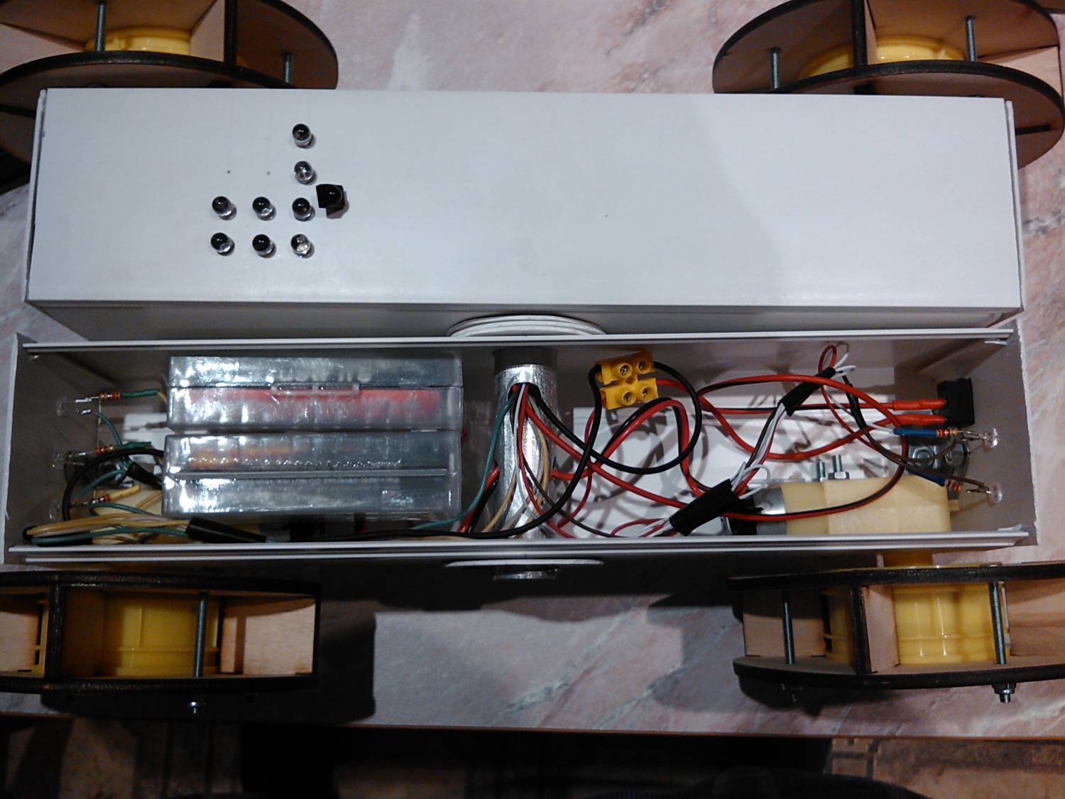 WheelXBot — не стандартная машина управляемая ТВ пультом image