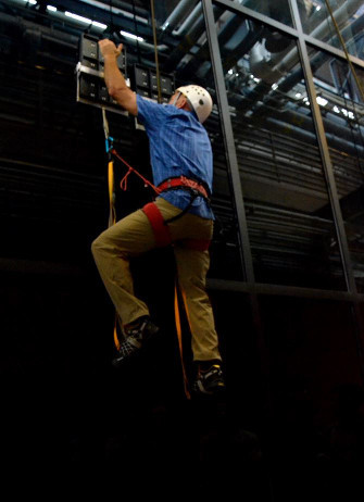 Человек залез на 8 метровую стеклянную стену с помощью устройства, сделанного по образцу лапки геккона