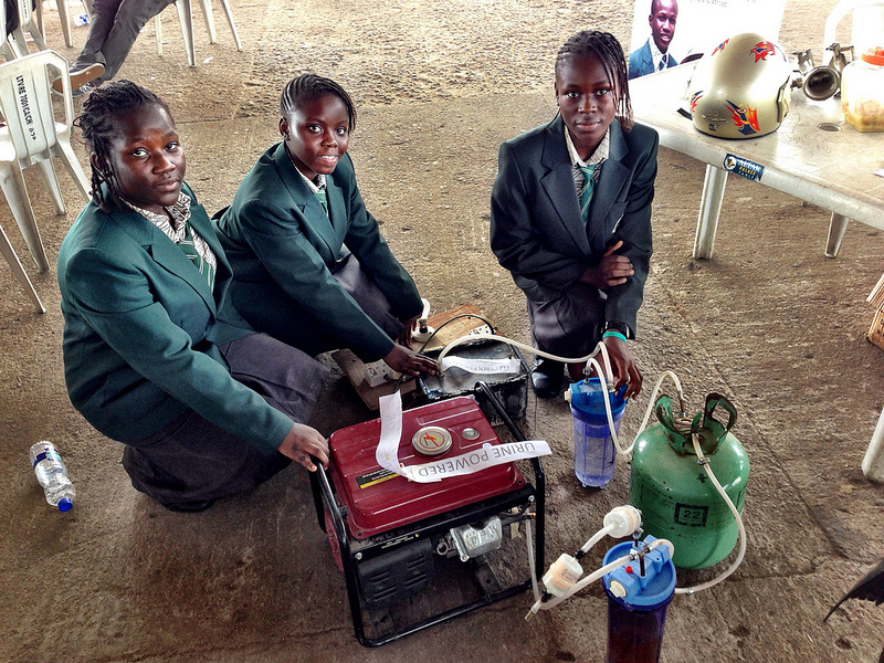 Четыре африканские девочки изобрели генератор, работающий на моче