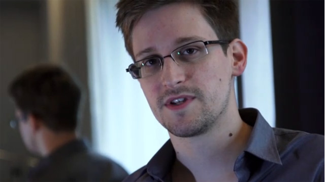 Эдвард Сноуден получил временное убежище в России