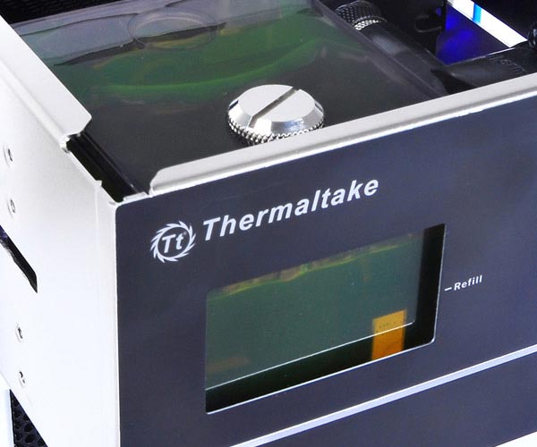 Головной блок системы жидкостного охлаждения Thermaltake Bigwater 760 Pro занимает два отсека типоразмера 5,25 дюйма
