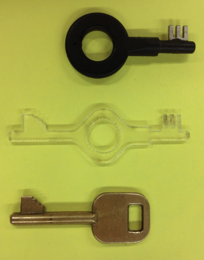 Хакер открывает наручники усиленной безопасности ключами из 3D принтера