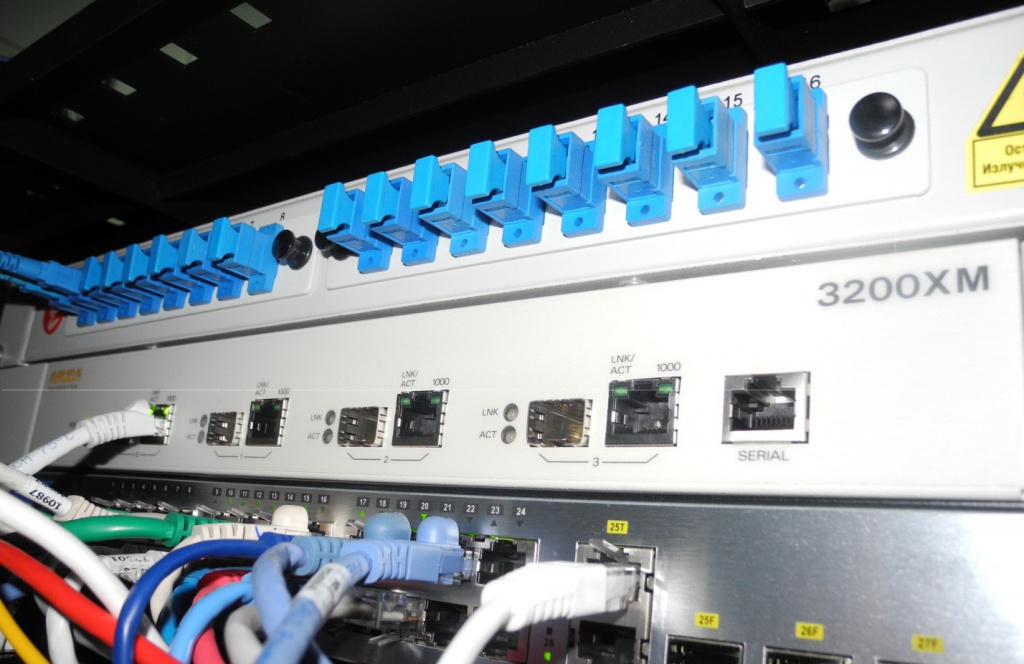 Контроллер беспроводной сети Aruba 3200XM в стойке
