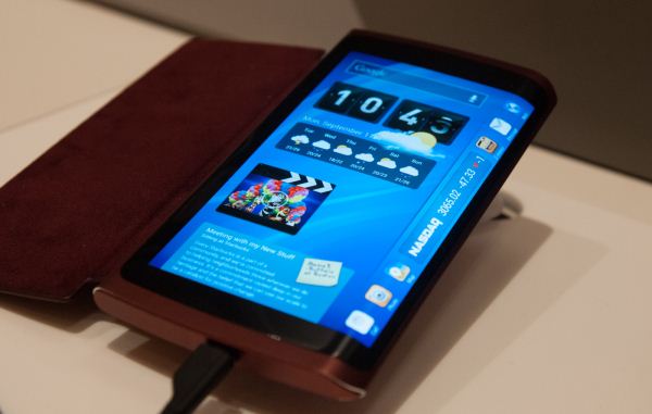 Прототип устройства с экраном, заходящим на боковую грань, был показан Samsung примерно год назад
