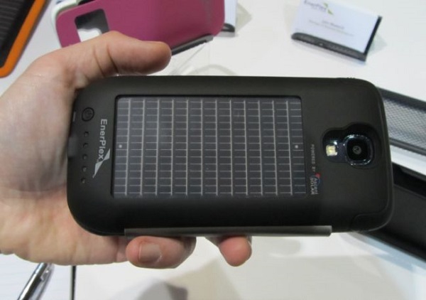 Компания EnerPlex предлагает пользователям смартфонов Samsung Galaxy S4 и Apple iPhone 5S приобрести  зарядное устройство-чехол на солнечных батареях