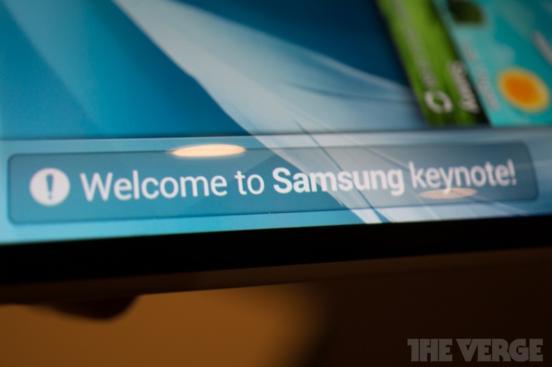 Компания Samsung представила работающее устройство с гибким дисплеем