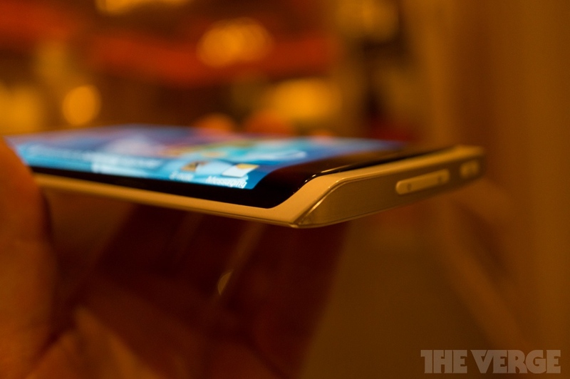 Компания Samsung представила работающее устройство с гибким дисплеем
