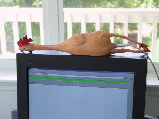 Изображение компьютера с подключённым к нему резиновым цыплёнком