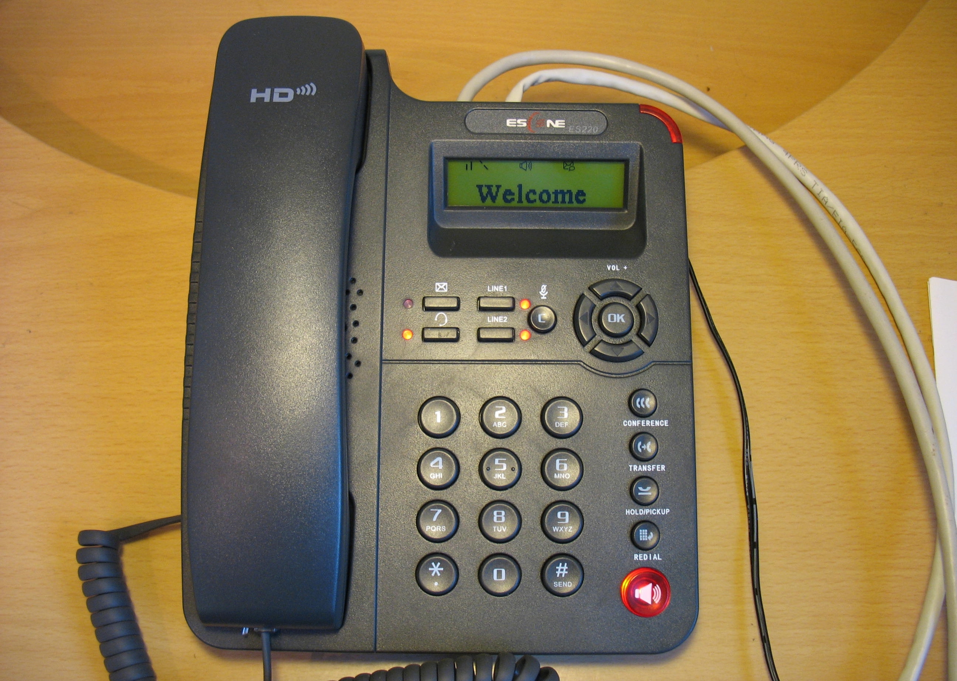 Вид телефона Escene ES220 на столе
