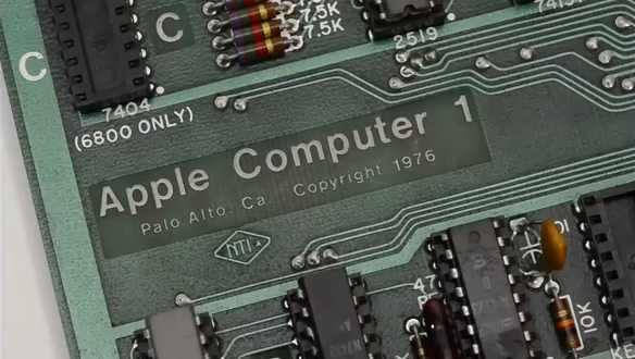 Один из шести оставшихся в рабочем состоянии компьютеров Apple 1 продан за 671 400$