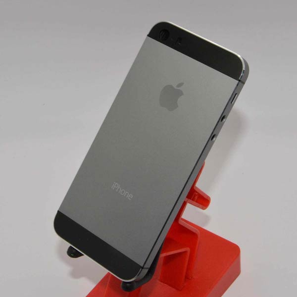 Основной серый тон смартфона Apple iPhone 5S дополнен вставками черного цвета