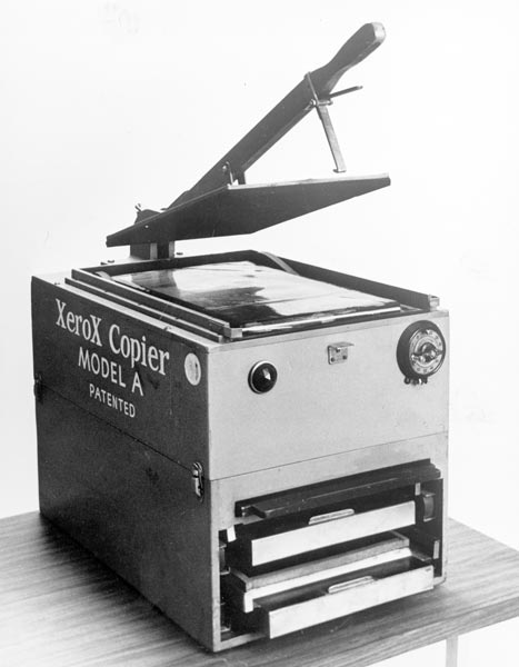 В 1959 году был выпущен первый автоматический офисный копир Xerox 914, работающий на простой бумаге