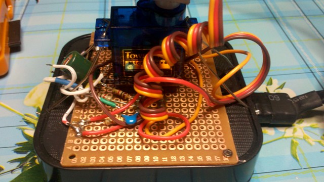 Пилим Pan/Tilt вебкамеру (это которая крутится) + возможность подключать всякие датчики за ~15$