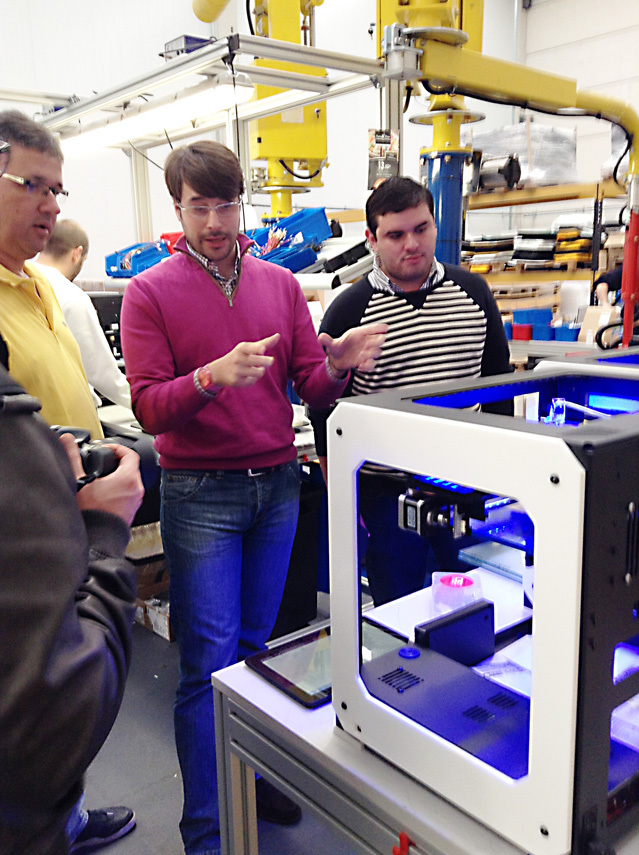 Марио рассказывает колумбийским дистрибьюторам о своей страсти, 3D-принтерах