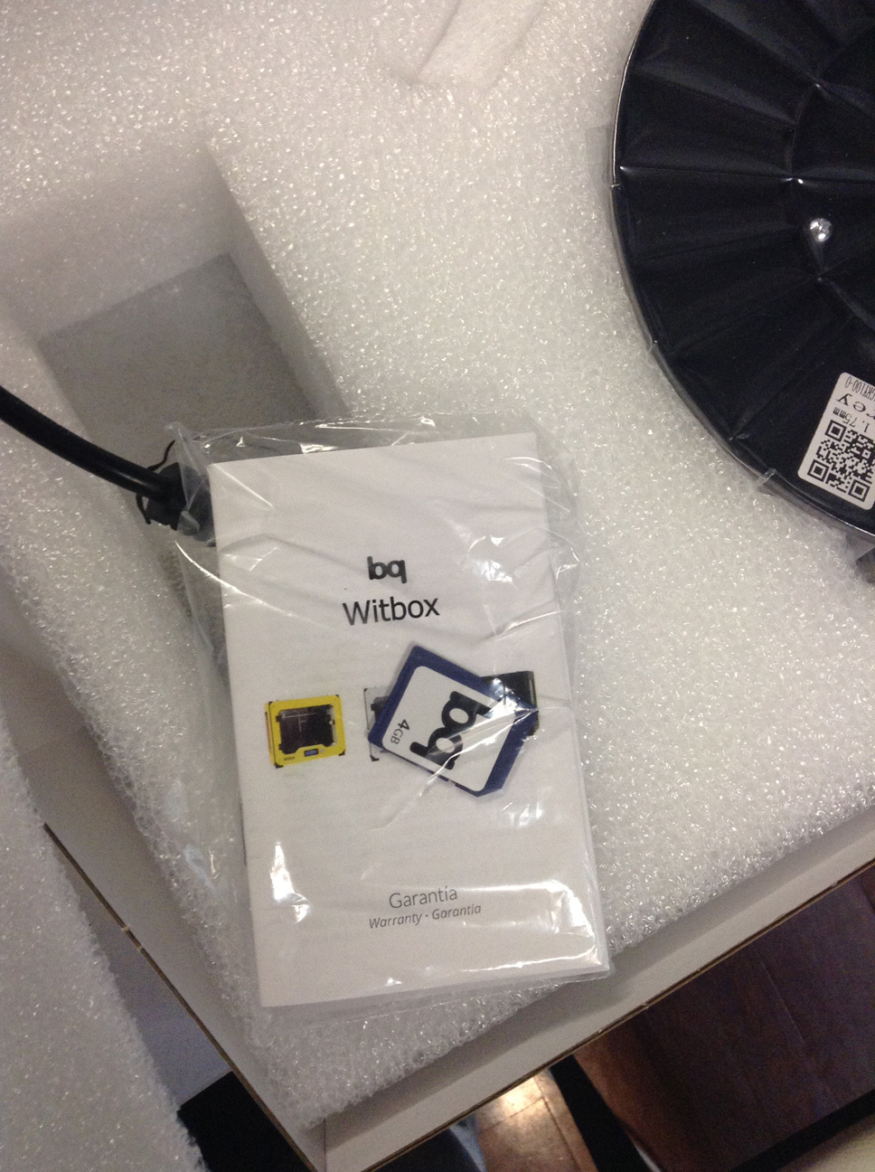 Witbox комплектация: катушка PLA-пластика и SD-карточка в комплекте