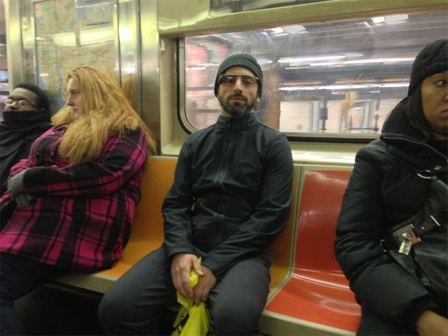 Сергей Брин в нью йоркском метро в очках Google Glass