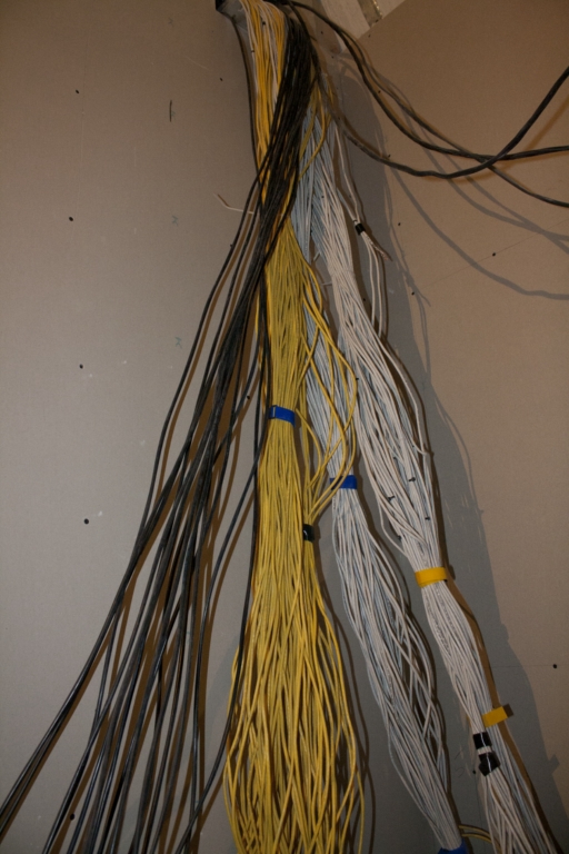 СКС в серверной или сказ о том, как я впервые укладывал много кабеля