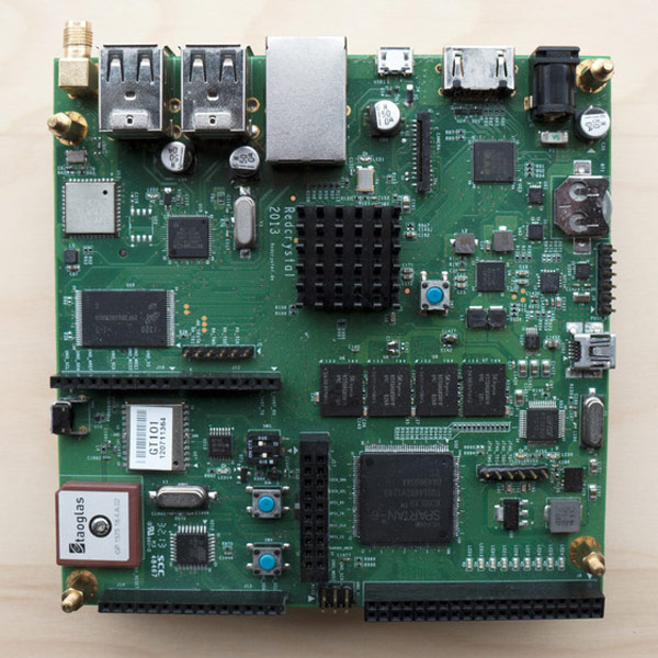 На плате Crystal Board есть все — Arduino, FPGA, SoC с четырехъядерным процессором ARM, память, проводные и беспроводные интерфейсы