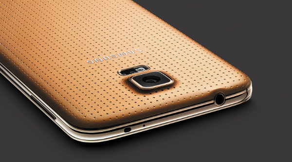 Помимо золотистого, будет доступно еще три цветовых варианта Samsung Galaxy S5: черный, белый и синий