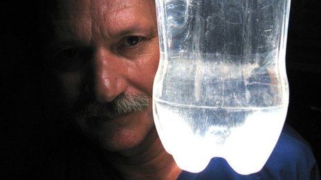 Световой колодец из пластиковой бутылки, воды и солнечного света