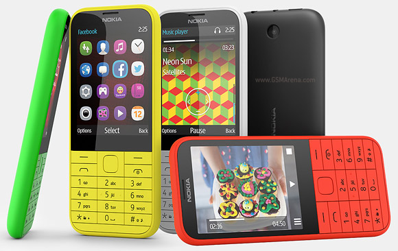 В оснащении Nokia 225 обращает на себя внимание наличие слота microSD