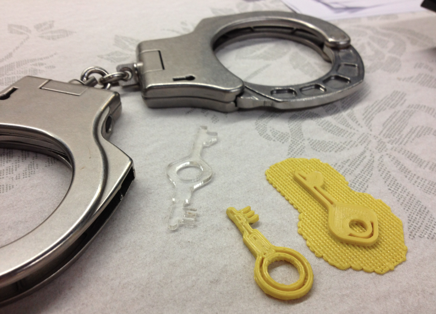 Умелец открывает наручники усиленной безопасности ключами из 3D принтера