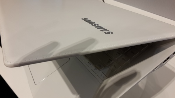В корпусе ноутбука Samsung Ativ Book 9 Style используется отделка из искусственной кожи