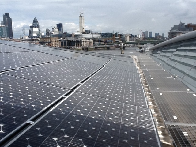В Лондоне закончили строительство самого большого в мире моста с солнечными панелями