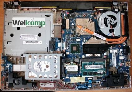 Ноутбук Lenovo в разобранном состоянии для проведения модернизации мастером