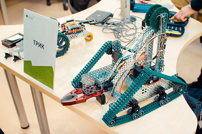 Направление робототехники в летней школе по программированию от Яндекса и ABBYY