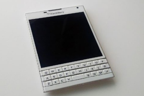 BlackBerry Passport белый