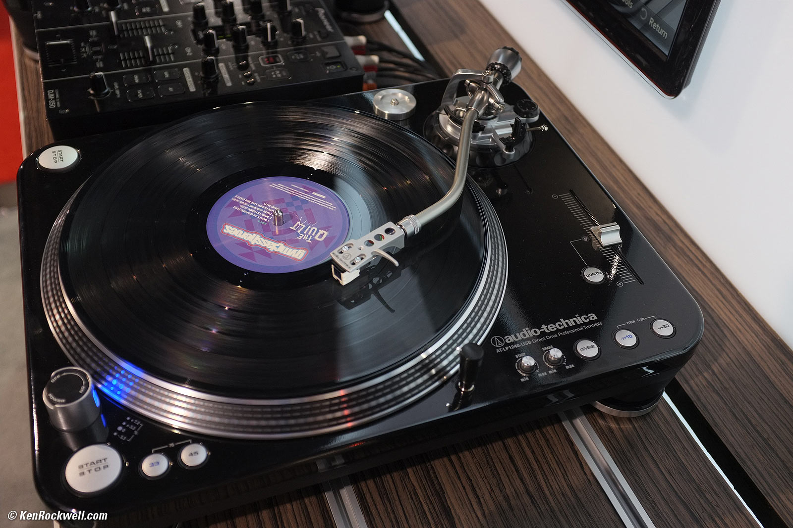 История компании Audio Technica image