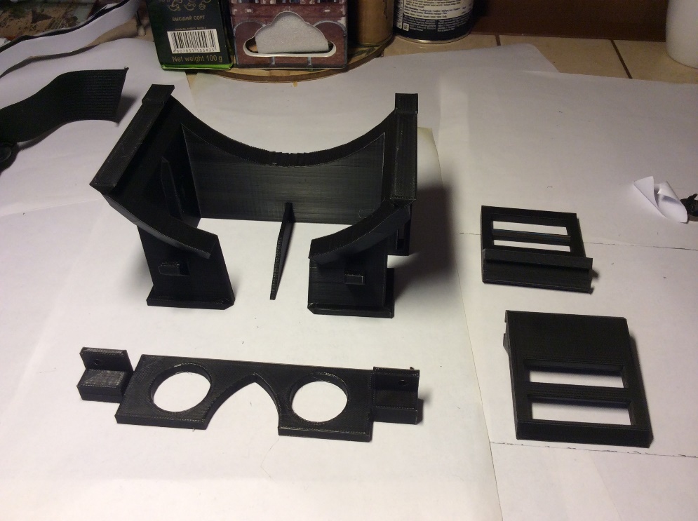 Очки виртуальной реальности из картона, акрила и пластика