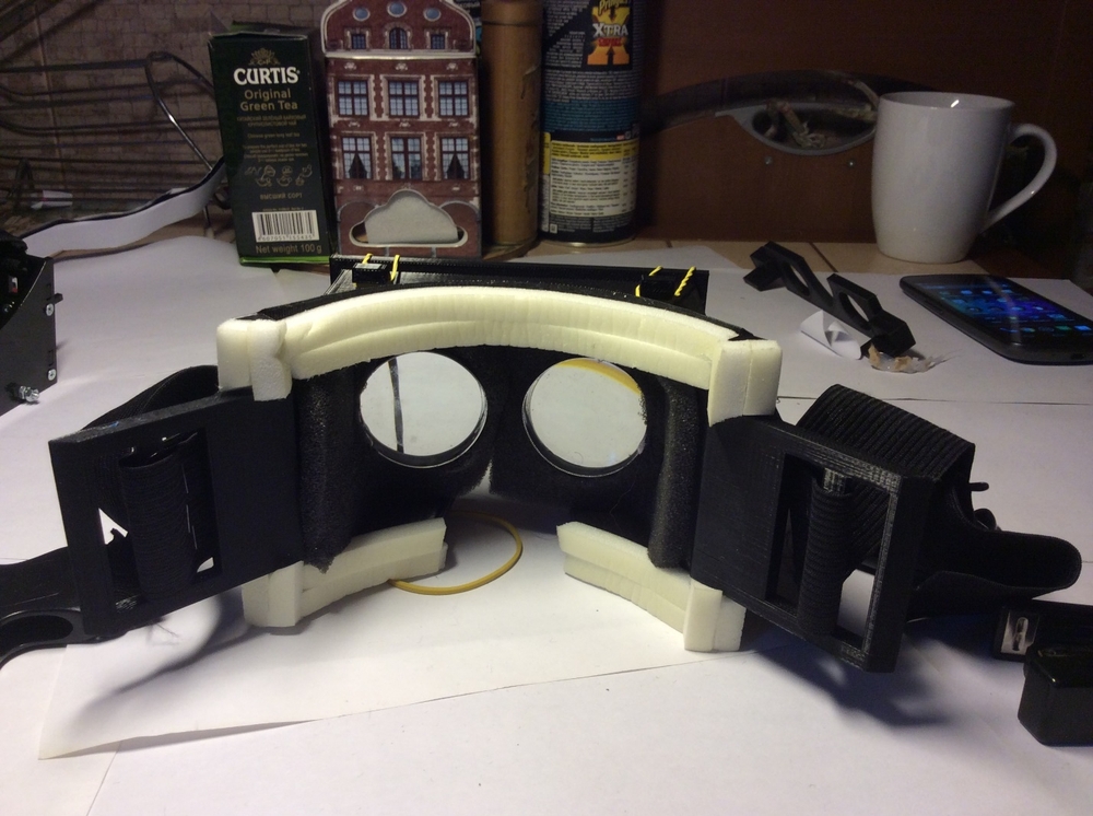 Очки виртуальной реальности из картона, акрила и пластика